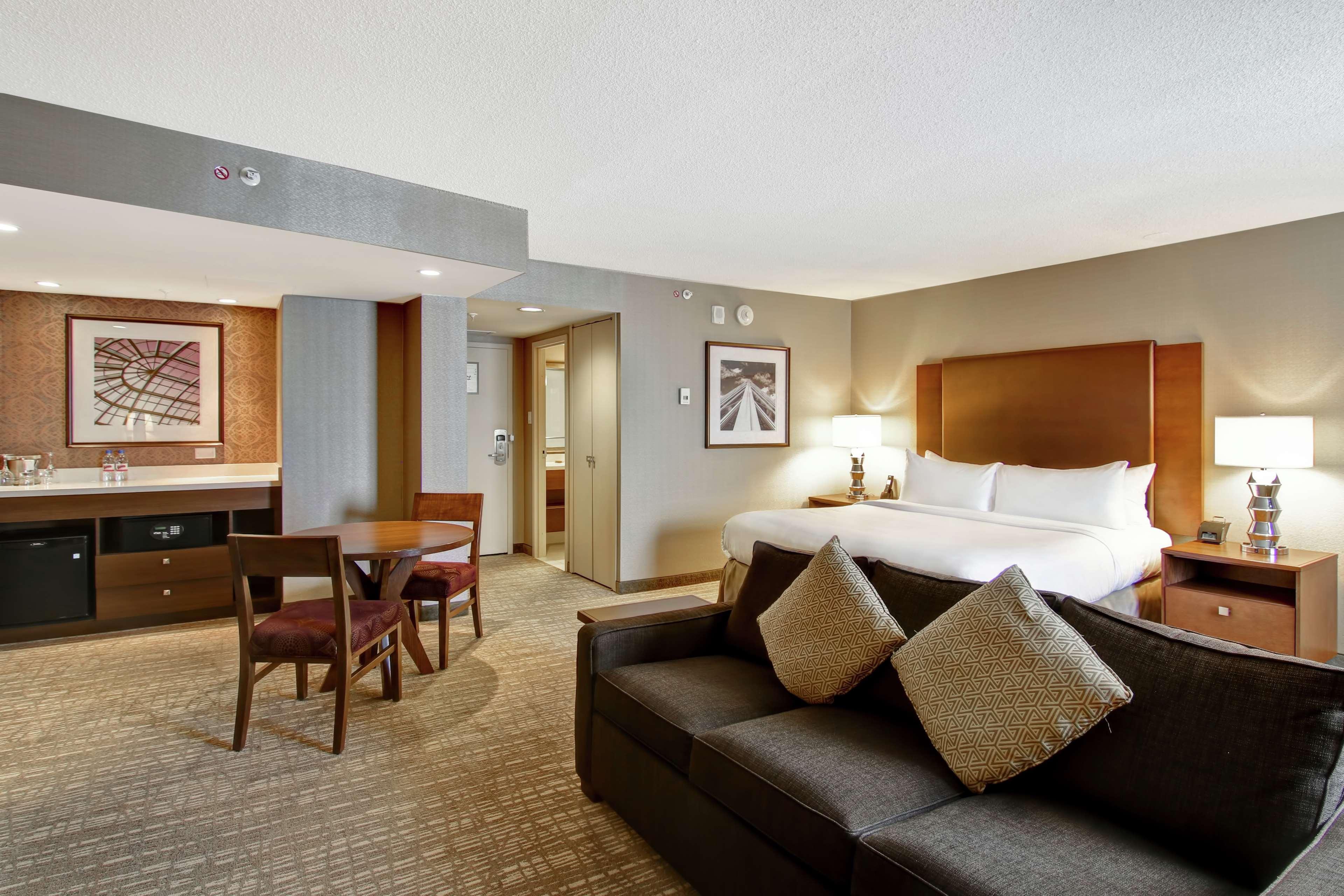 Doubletree By Hilton West Edmonton Exterior foto