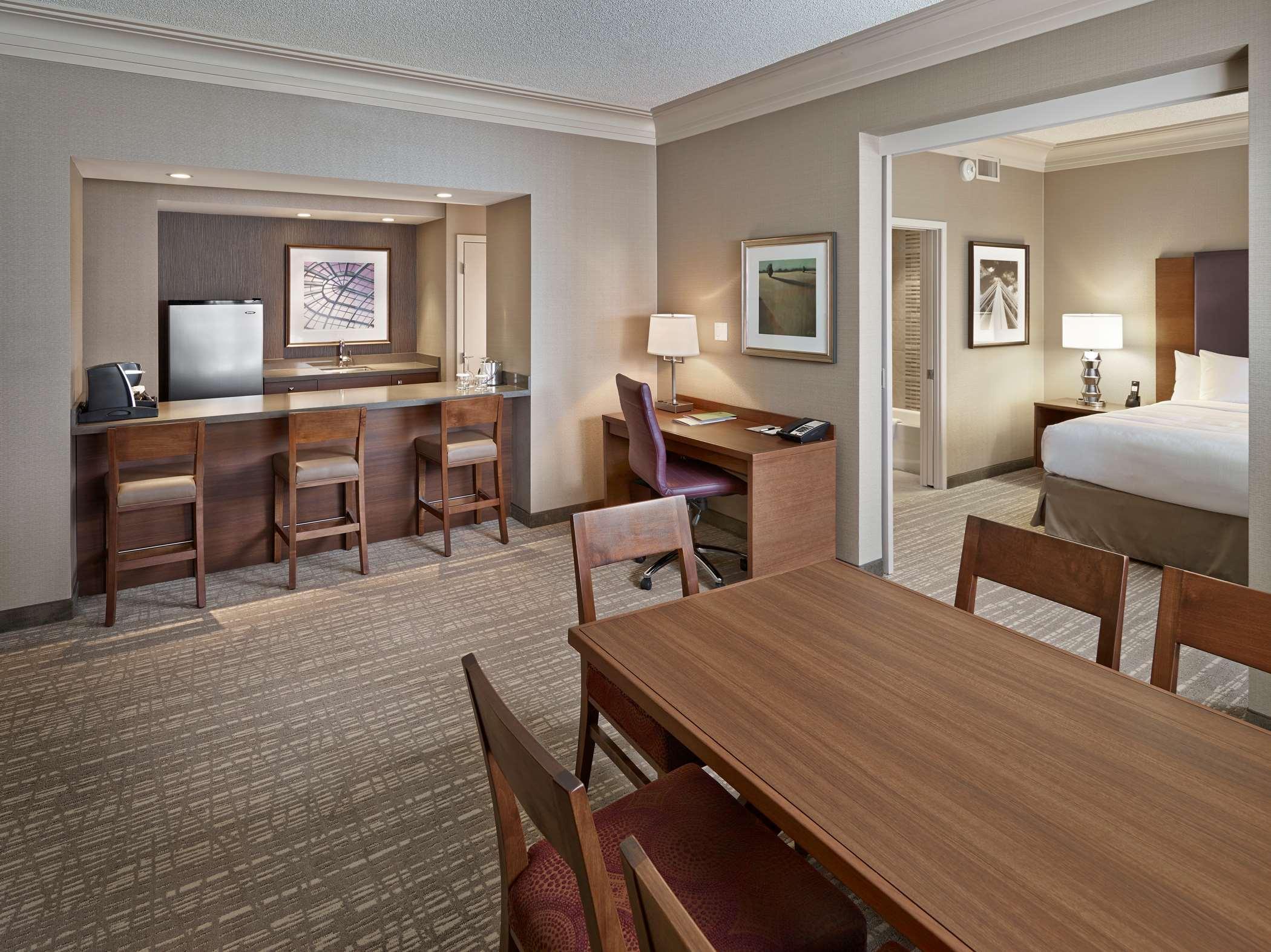 Doubletree By Hilton West Edmonton Exterior foto