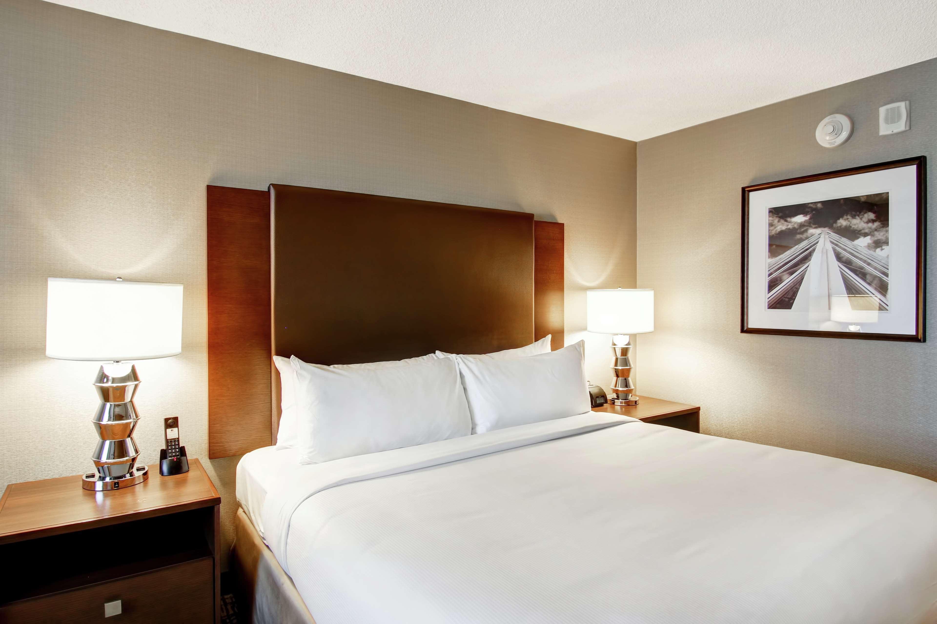Doubletree By Hilton West Edmonton Exterior foto