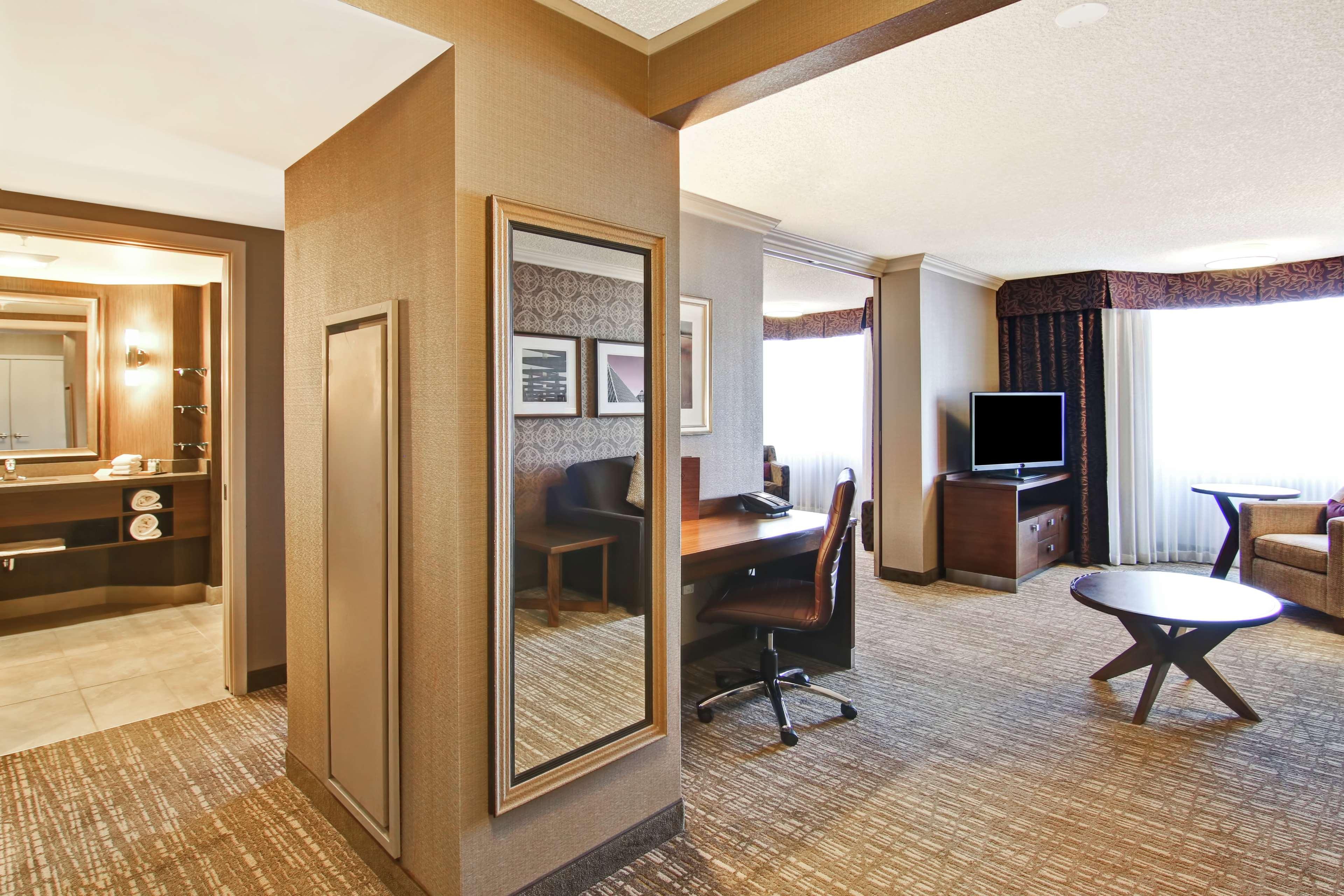 Doubletree By Hilton West Edmonton Exterior foto