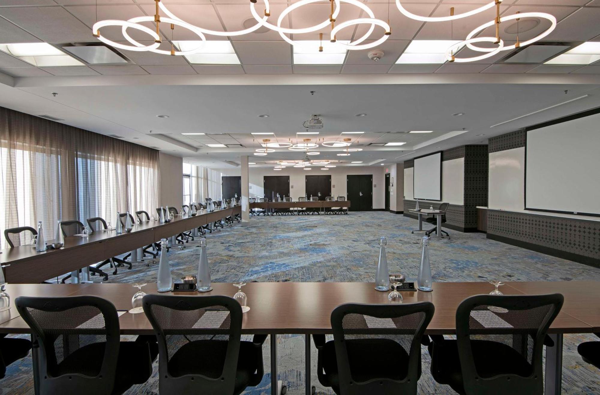 Doubletree By Hilton West Edmonton Exterior foto