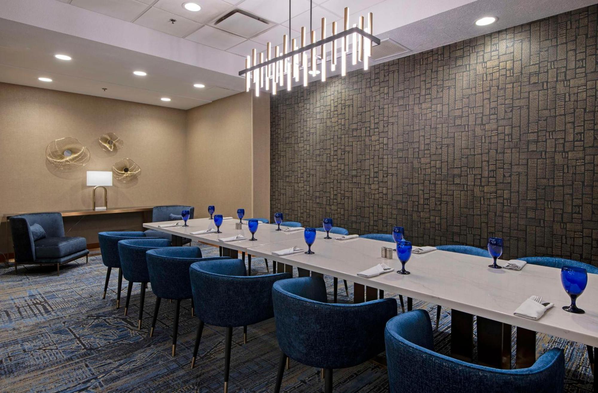 Doubletree By Hilton West Edmonton Exterior foto