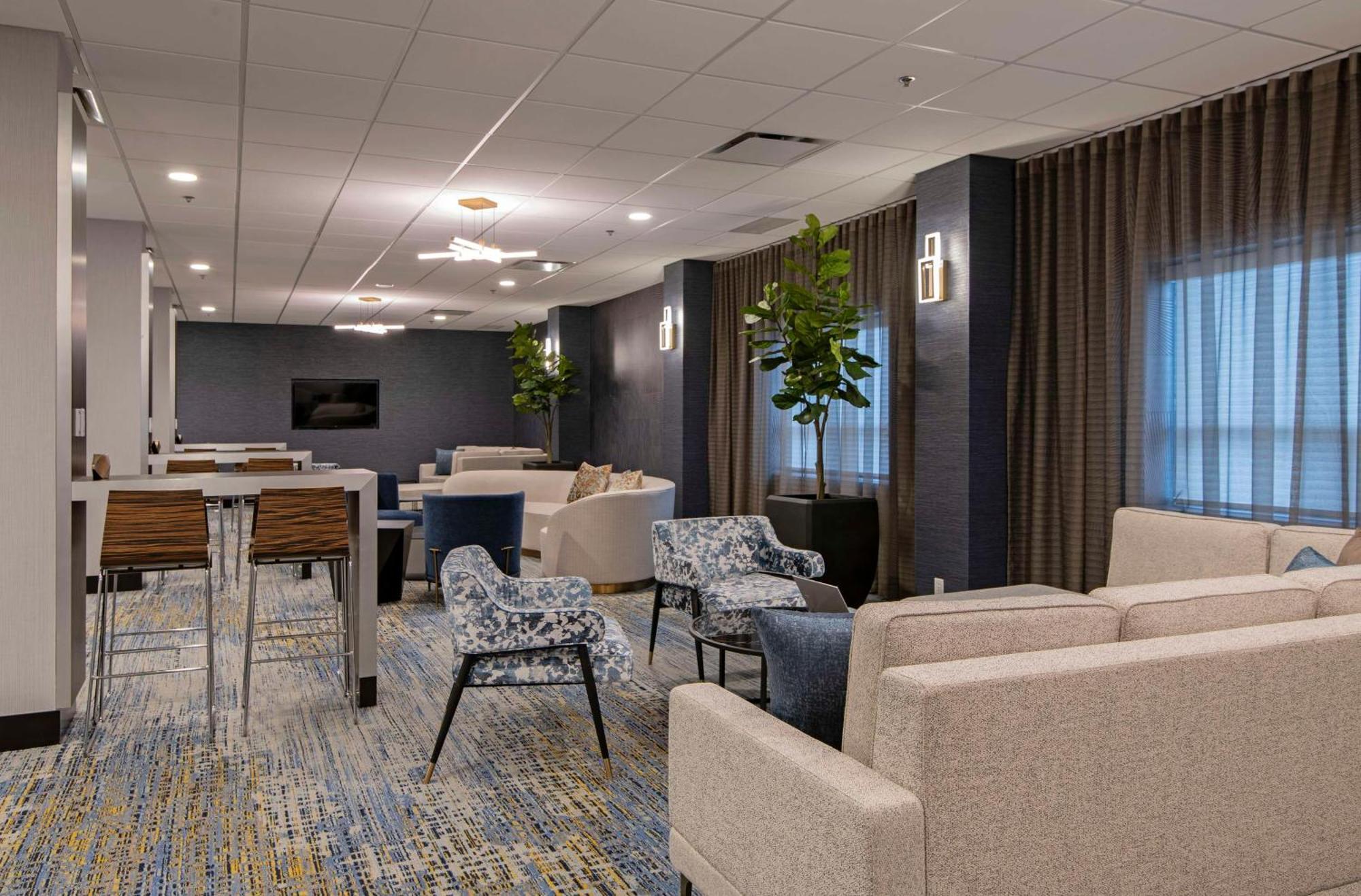 Doubletree By Hilton West Edmonton Exterior foto
